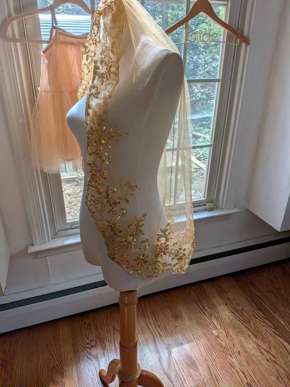 Gold Sequined Veil - Picture 11 of 11